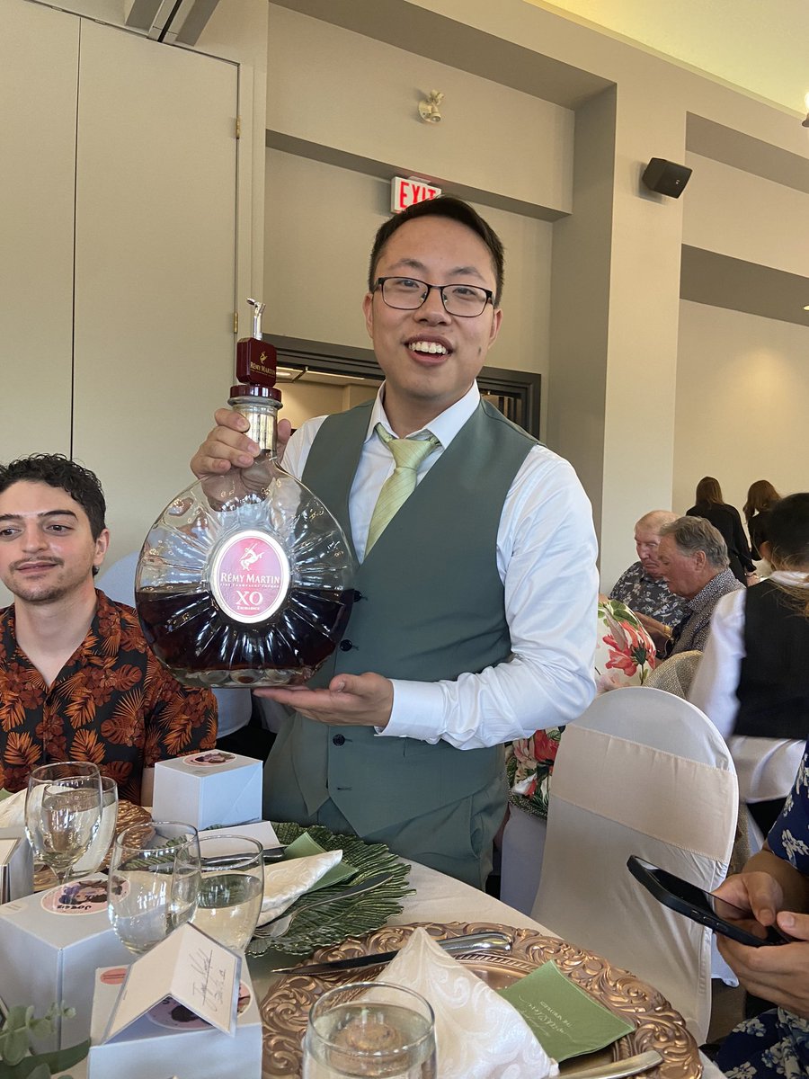 oop_suzuren's tweet photo. highlights of the night:
- tracy sO HECKIN PRETTY
- smash set up (?!!)
- jams and his cutie 🥰 
- nz bringing chess to the reception
- earl and his sick beats AND moves!!!
- winning a money match against bryan t 👌 DONT @ ME

10/10 wedding, would bridesmaid again https://t.co/0NARwa3Kjh