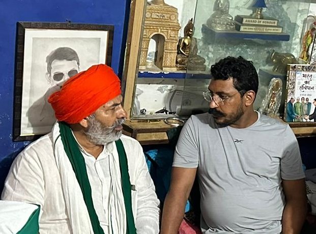 RakeshTikaitBKU's tweet photo. विगत दिनों हुए हमले में घायल हुए भीम आर्मी के प्रमुख और आजाद समाज पार्टी के राष्ट्रीय अध्यक्ष भाई चंद्रशेखर आजाद जी के आवास पर पहुंचकर मुलाकात की और उनका कुशलक्षेम जाना।
हम ईश्वर से प्रार्थना करते हैं कि आप शीघ्र स्वस्थ हो और इस लड़ाई को ऐसे ही जारी रखें
@BhimArmyChief
@ANI https://t.co/SN7KB6DNDU