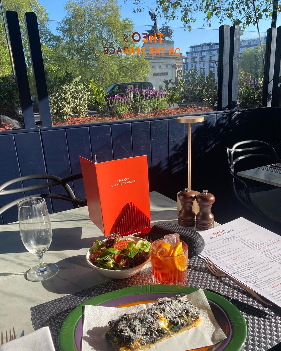 Fancy a Negroni on the terrace? 
Book your table: bit.ly/3NNVrYT

#theosterrace #aperitivo #italianfood #hydeparkcorner #negroni #theorandall #theorandallattheintercontinental #summerterrace #terracesinlondon