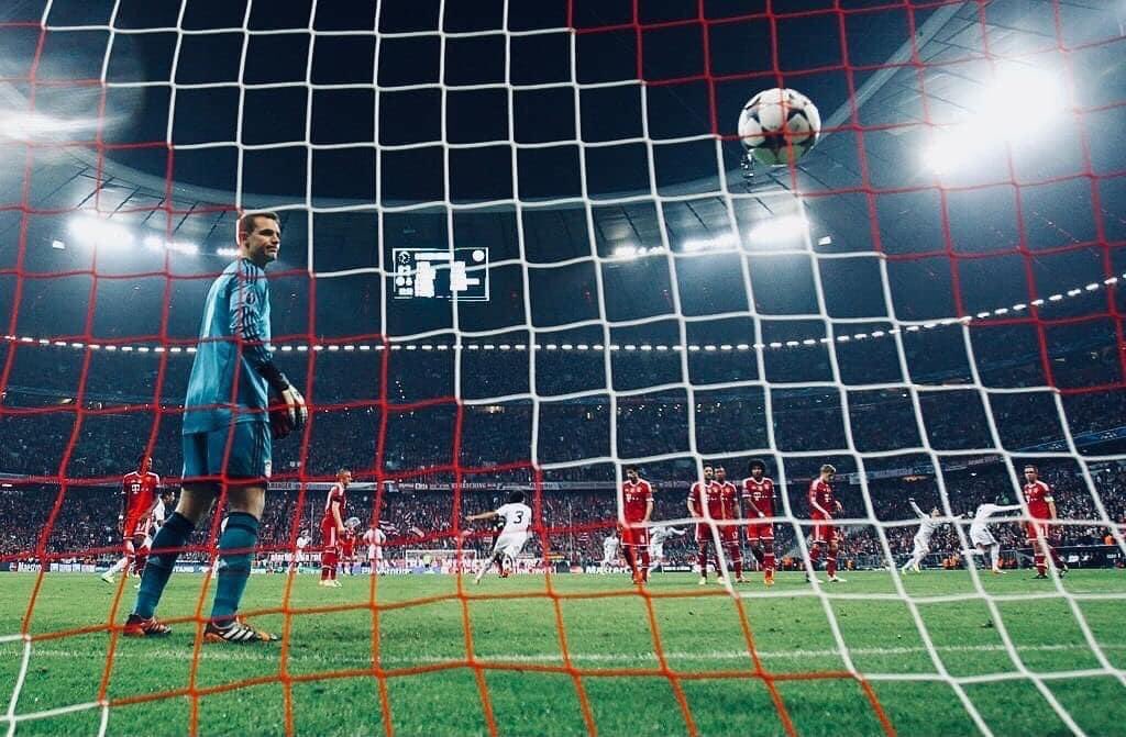 Tiberio ⚡️ on Twitter "Manuel Neuer watches on as Cristiano Ronaldo