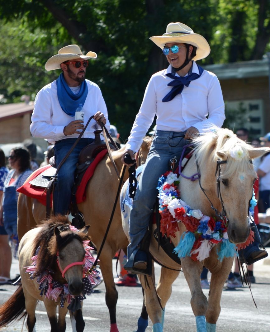 followtrailtx's tweet photo. Pike and I "crossed the finish line" of the Virtual Tevis Cup yesterday during the 4th of July Parade!
✨️❤️🩶💙YE HAW!💙🩶❤️✨️

#Teviscup #VirtualTevisCup #EnduranceRace #Equine #Horse https://t.co/rdtzEcwRtu