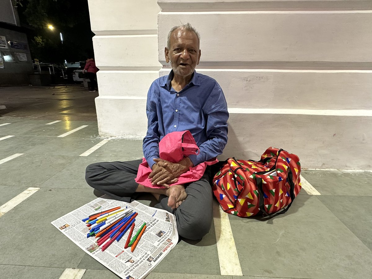 AwanishSharan's tweet photo. दिल्ली के मेरे दोस्त, कृपया कमल जी से कनॉट प्लेस, B ब्लॉक में कलम ख़रीदें. मैंने भी ख़रीदी. https://t.co/6mspajczXD