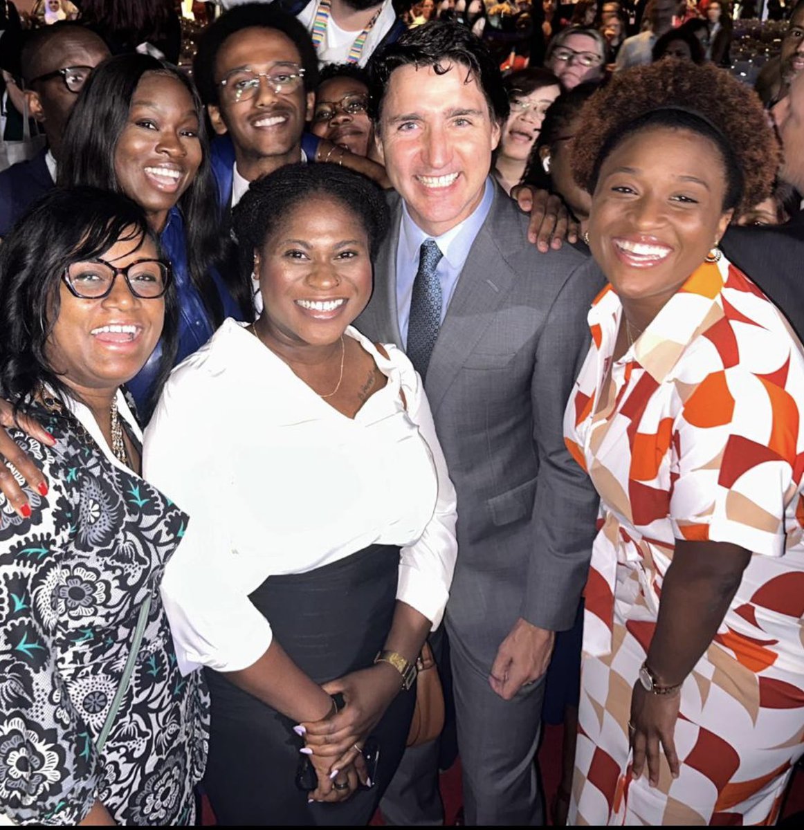 The moment when @JustinTrudeau #stops #pauses and states, “oh no, I need to take a picture with Canadian Black Nurses……. Thank you for all the work you are doing.” And shook our presidents’ hand. 
#WeSeeYou #ICN2023 #ICN #CBNA 
#CanadianBlackNurses #CanadianBlackNursesAlliance