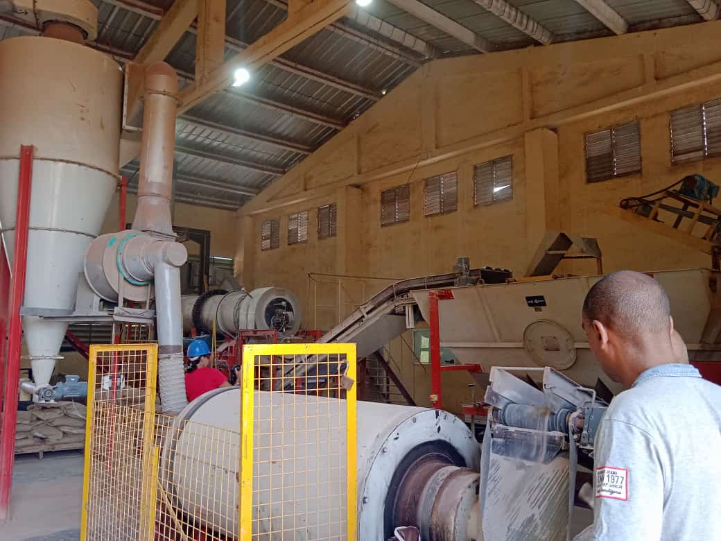 UCLVCU's tweet photo. Se recibió en la mañana de hoy una visita de los medios de la provincia de Villa Clara, al Centro de Investigación de Estructuras y Materiales de la Construcción de la #UCLVnuestra. 
📍 El Dr. C.  @FMartirena1, actualiza sobre las prestaciones, del Cemento de Bajo Carbono. https://t.co/bhip9MZd8R