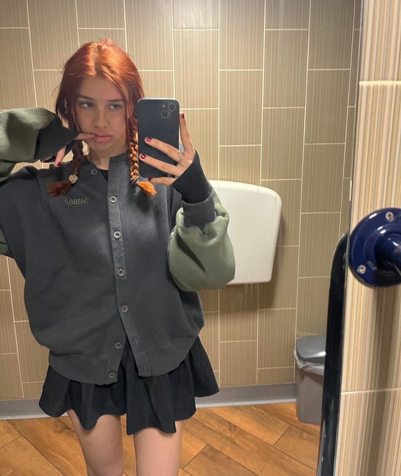 i want boobs in my face RN https://t.co/KcXCdjKY28