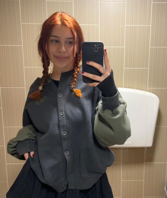 i want boobs in my face RN https://t.co/KcXCdjKY28