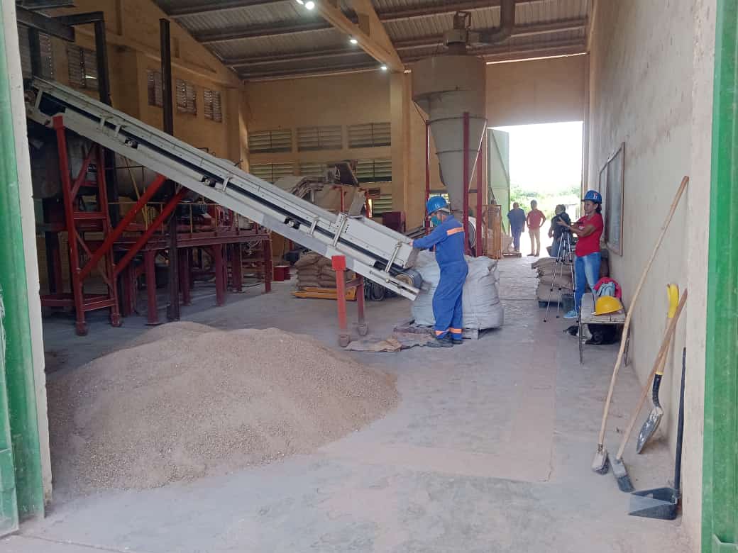 UCLVCU's tweet photo. Se recibió en la mañana de hoy una visita de los medios de la provincia de Villa Clara, al Centro de Investigación de Estructuras y Materiales de la Construcción de la #UCLVnuestra. 
📍 El Dr. C.  @FMartirena1, actualiza sobre las prestaciones, del Cemento de Bajo Carbono. https://t.co/bhip9MZd8R
