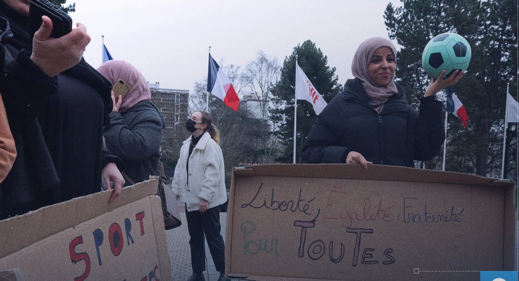 'It entrenches racism and violates freedom of expression.' #AmnestyInternational criticizes a #French judicial decision that discriminates against #Muslim female #soccerplayers