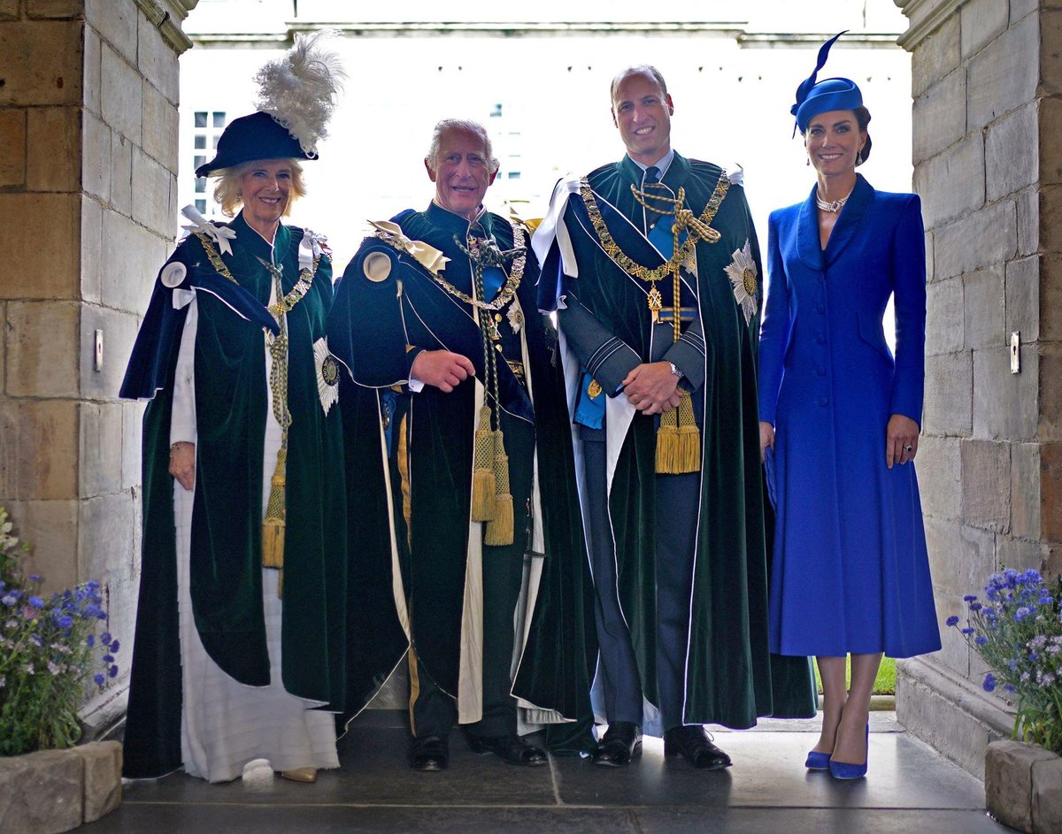 HRHPWales's tweet photo. The Prince and Princess of Wales, alongside King Charles and Queen Camilla, pose for a photograph after watching a fly-past by the Red Arrows from the Palace of Holyroodhouse, in Edinburgh.

📸: Yui Mok https://t.co/NKNa7mdVQO