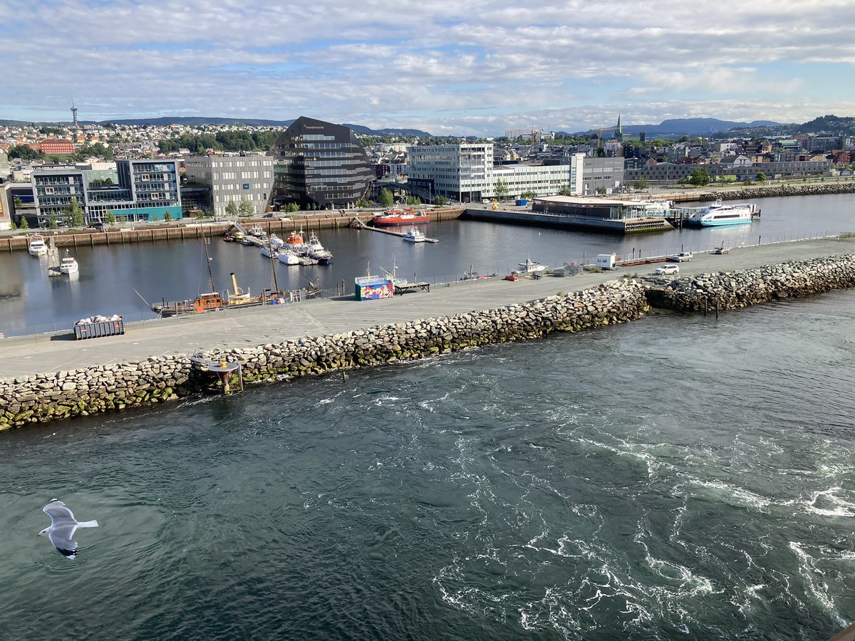 kroesje1's tweet photo. Bey Bey @VisitTrondheim op naar @maloy #maloy @CostaCruises #costafavolosa #noorwegen #lofoten https://t.co/qexdXy4pWI