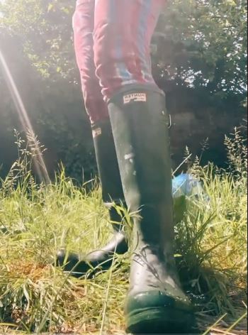 HookedHooked1's tweet photo. a great #hunteroriginal #hunterwellies #rubberwellies posing session
https://t.co/TV0jKxs6Jh https://t.co/oNTfKTCLWh