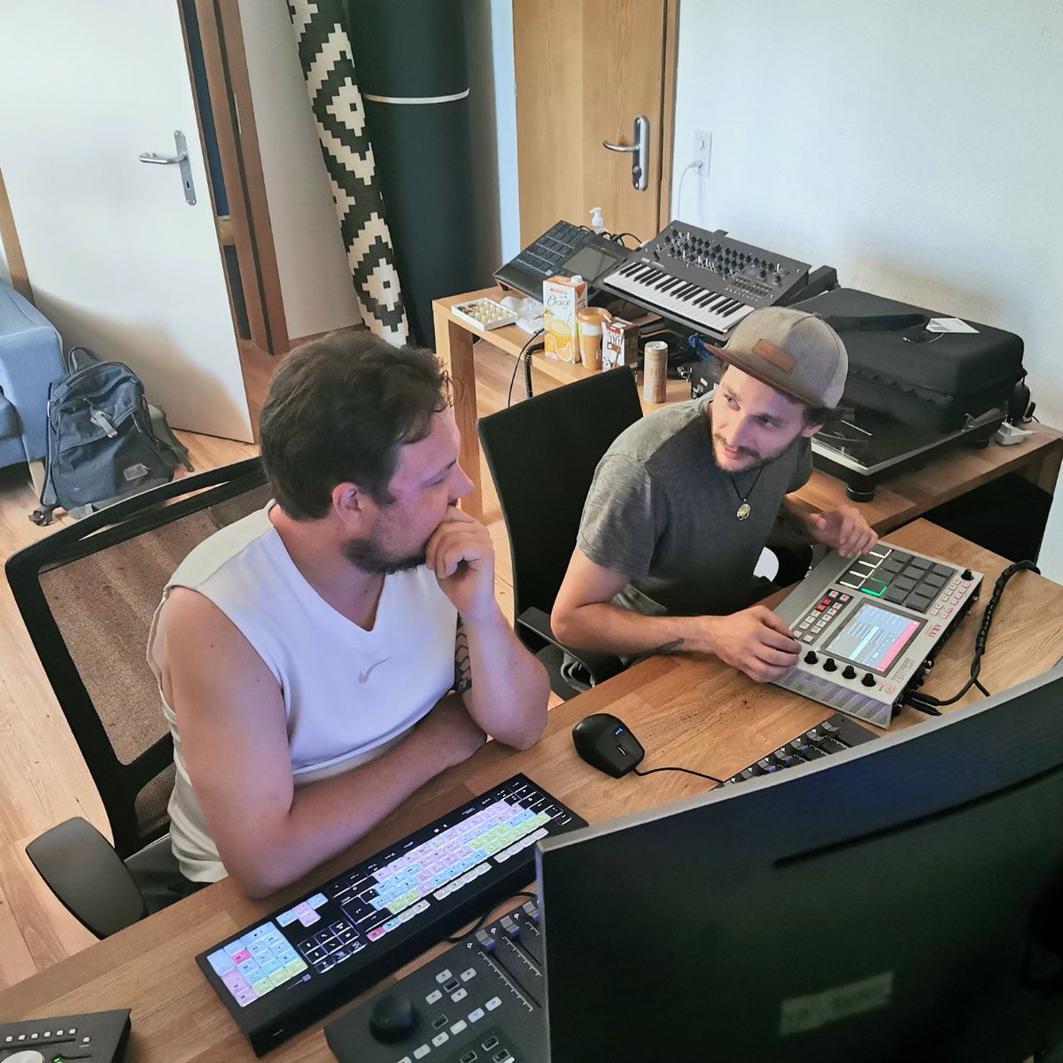 Welcome to our #marvallous studio!

This is where the ideas in our minds come to life and get recorded. A big THANK YOU to our friend Raffaele Ventruto, who made it possible to record our first album. Working on our songs, he became a real member of our melting minds family 💜