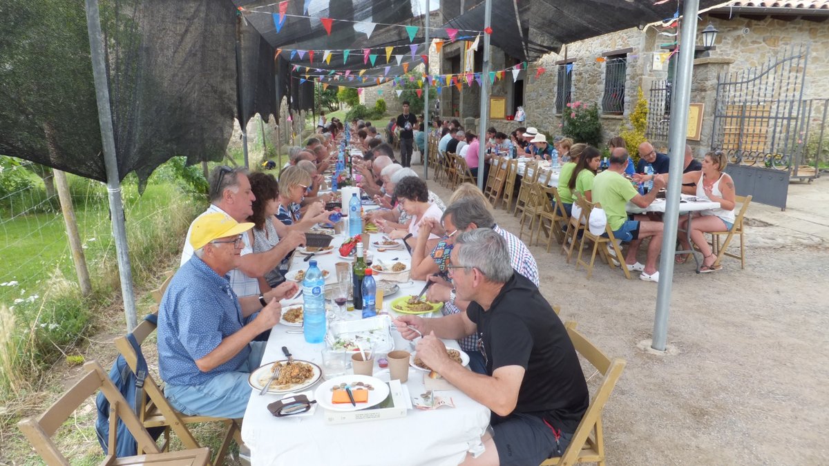 GECA_84's tweet photo. Un altre any, l'aplec de Falgars va ser tot un èxit i una molt bona jornada el passat diumenge 2 de juliol! 👏
Després de la caminada, vam fer el dinar de germanor popular per celebrar-ho tots! Gràcies a tothom per la participació! 🥳
#geca #falgars #aplec #dinarpopular https://t.co/B55OoJAFTt