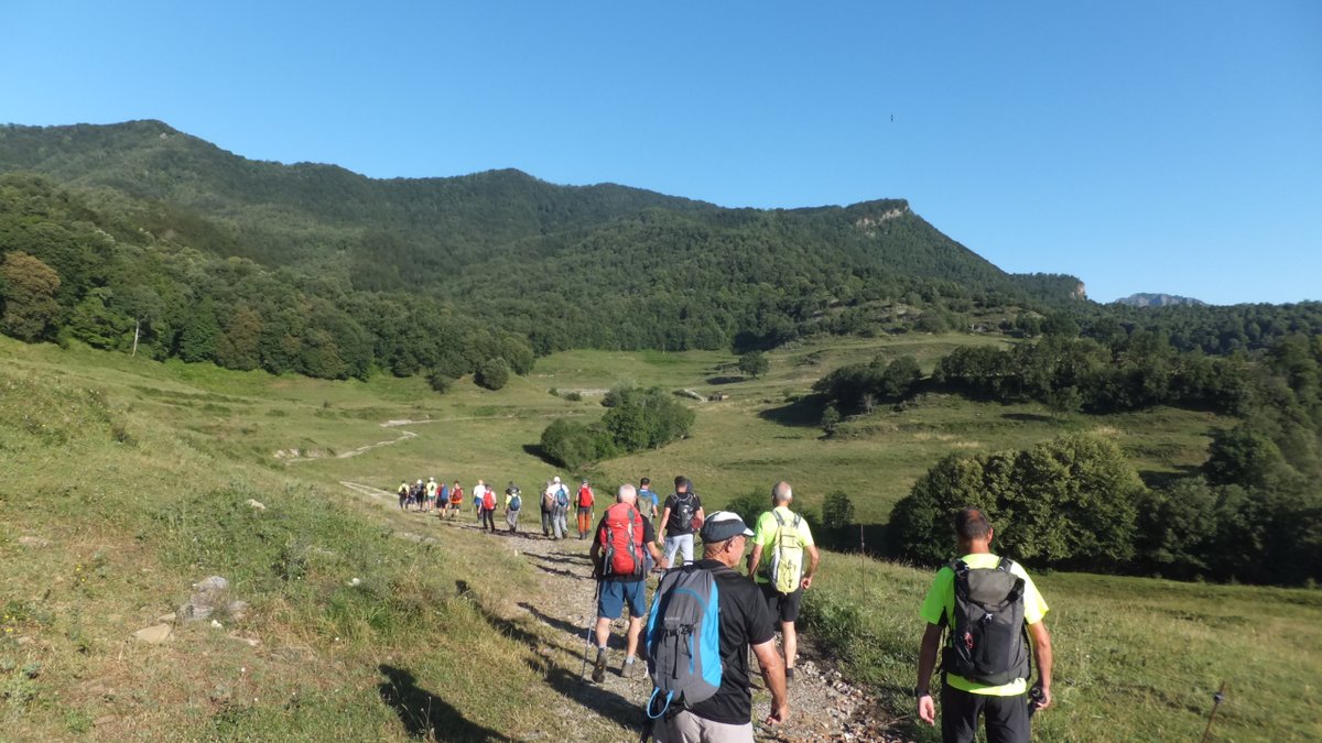 GECA_84's tweet photo. Un altre any, l'aplec de Falgars va ser tot un èxit i una molt bona jornada el passat diumenge 2 de juliol! 👏
Després de la caminada, vam fer el dinar de germanor popular per celebrar-ho tots! Gràcies a tothom per la participació! 🥳
#geca #falgars #aplec #dinarpopular https://t.co/B55OoJAFTt