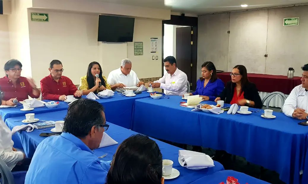 SoyCACHAC's tweet photo. Se llevó a cabo la sexta reunión de la Comisión de Admisión de Directores Responsables y Corresponsables de Obra, en la cual participó el Colegio de Arquitectos Chiapanecos A.C. a través de su Comisión de #DROyCO representada porClaudia Priscila García Hernández.
#CACHAC https://t.co/6QvEozMO3y