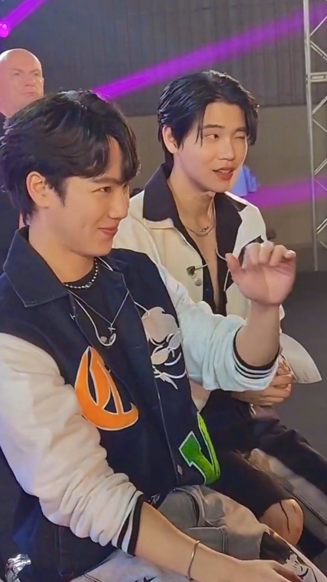 Truc0712's tweet photo. Tay P’War ấm lắm🥰🥰🥰
#YinWar1stFMINCAMBODIA #หยิ่นวอร์ #yinwar #yinyin_anw #warwanarat https://t.co/OT7faptlXn