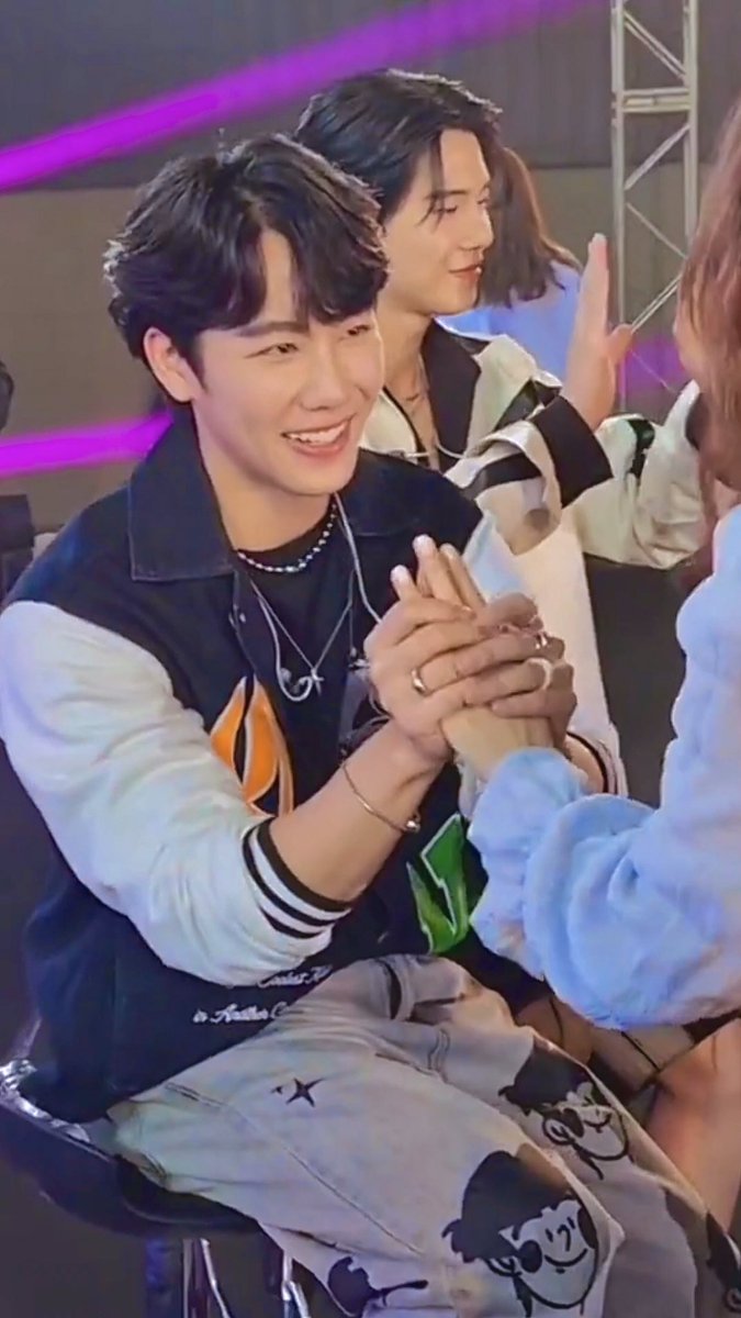 Truc0712's tweet photo. Tay P’War ấm lắm🥰🥰🥰
#YinWar1stFMINCAMBODIA #หยิ่นวอร์ #yinwar #yinyin_anw #warwanarat https://t.co/OT7faptlXn