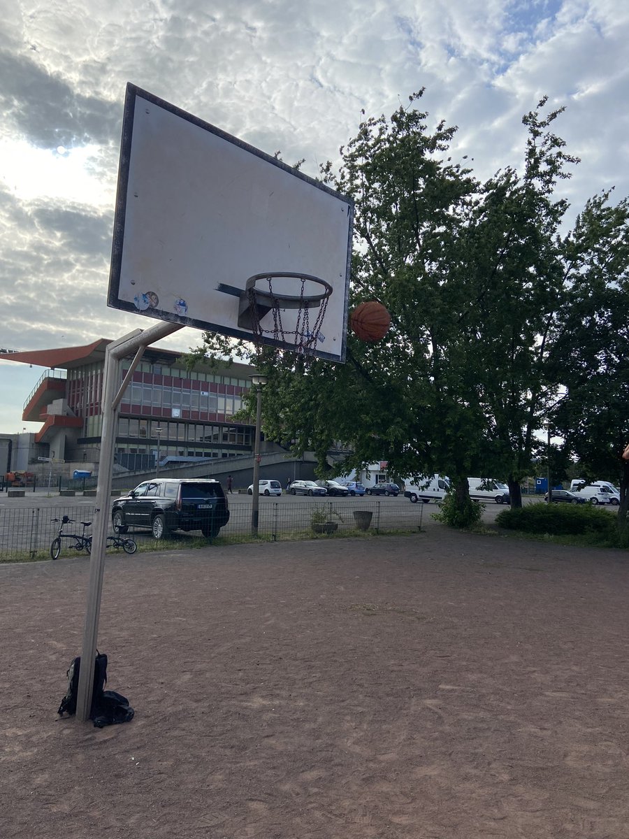 Sei a #berlino vai a cercare i campi dell’<a href="/albaberlin/">ALBA BERLIN</a> e li trovi chiusi, però a fianco ne trovi uno con la terra rossa che neanche nei circuiti #ATP!
Inizi a giocare e se non fosse per il clima, potresti essere in Kenya! <a href="/parallelecinico/">La Giornata Tipo</a> <a href="/BasketMagazine/">Basket Magazine</a> <a href="/Basketacazzo/">Basketacazzo.com</a>