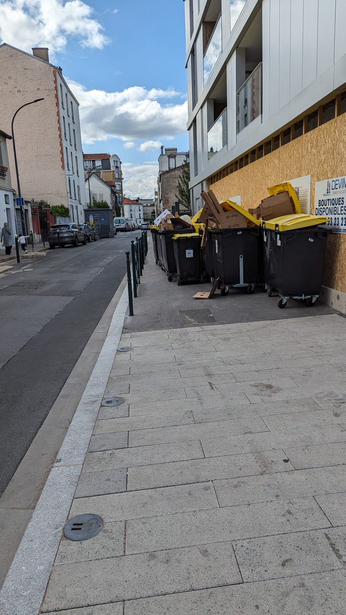 m1raz0's tweet photo. Bonjour @Ville_Asnieres !
est-il possible de faire quelque chose pour cette résidence situé vers le 64-68 rue du ménil. Impossible de passer en poussette ou fauteuil roulant... https://t.co/26myKJzAqk