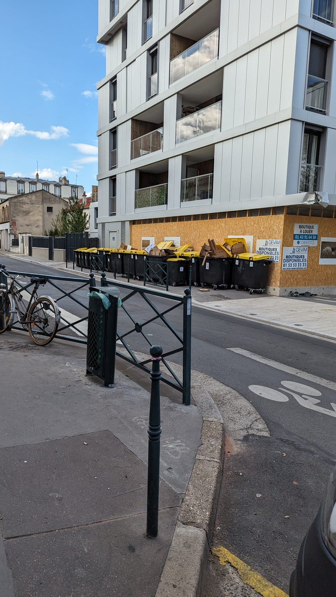m1raz0's tweet photo. Bonjour @Ville_Asnieres !
est-il possible de faire quelque chose pour cette résidence situé vers le 64-68 rue du ménil. Impossible de passer en poussette ou fauteuil roulant... https://t.co/26myKJzAqk