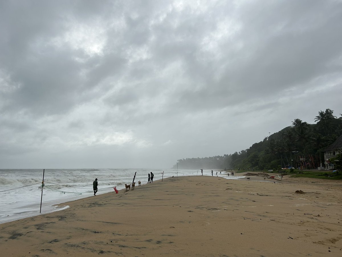 siva_tweetss's tweet photo. #Varakala  #Kerala #Trivandrum #FamilyTrip #ShotoniPhone14
#cliff #ocean #beach  #paragliding #nature #sea #adventurelife 
A day in paradise 🌈
One of the best destinations to be in offseason🌊 #minigoa☔️ https://t.co/WublQeQKG8
