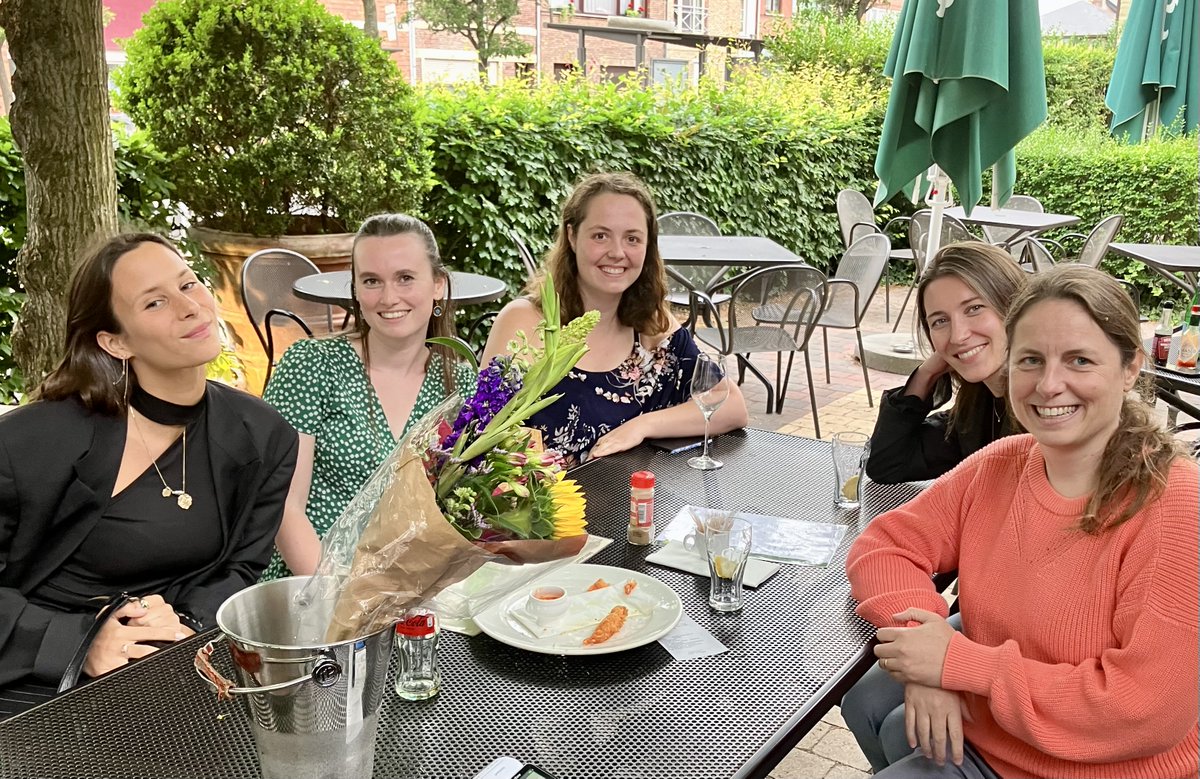👩‍🎓A small after work celebration in the honor of Rosie and Kaat - they have both successfully defended their master thesis on #FrontotemporalDegeneration and are now Masters in Neuroscience 🧠 @UAntwerpen ! #NextGenerationOfNeuroscientists 🎉