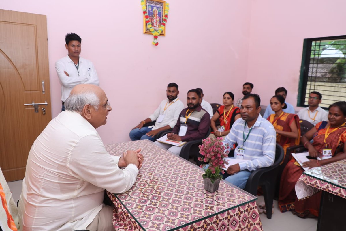 CMOGuj's tweet photo. મુખ્યમંત્રી શ્રી ભૂપેન્દ્ર પટેલે જાવલી ગામની મુલાકાત દરમ્યાન ગ્રામ પંચાયતની મુલાકાત લઈ ગ્રામસેવક, તલાટી, વી.સી.ઈ. વગેરે સાથે સંવાદ બેઠક યોજી હતી તેમજ ગામની શાળાની સુવિધાઓ, લાયબ્રેરી, આરોગ્ય કેન્દ્રમાં મળતી સેવાઓ તથા ઈ-ગ્રામ વિશ્વગ્રામ અન્વયે પંચાયતઘરમાં ટેકનોલોજીના ઉપયોગથી પ્રાપ્ત સેવાઓની વિગતો મેળવી હતી.