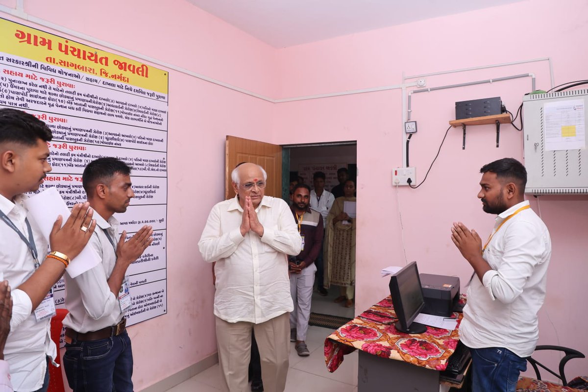 CMOGuj's tweet photo. મુખ્યમંત્રી શ્રી ભૂપેન્દ્ર પટેલે જાવલી ગામની મુલાકાત દરમ્યાન ગ્રામ પંચાયતની મુલાકાત લઈ ગ્રામસેવક, તલાટી, વી.સી.ઈ. વગેરે સાથે સંવાદ બેઠક યોજી હતી તેમજ ગામની શાળાની સુવિધાઓ, લાયબ્રેરી, આરોગ્ય કેન્દ્રમાં મળતી સેવાઓ તથા ઈ-ગ્રામ વિશ્વગ્રામ અન્વયે પંચાયતઘરમાં ટેકનોલોજીના ઉપયોગથી પ્રાપ્ત સેવાઓની વિગતો મેળવી હતી.