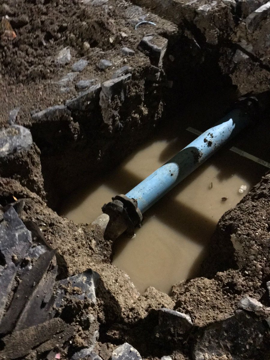 jestrada77's tweet photo. @siapagdl @Trafico_ZMG @JuanJoseFrangie tenemos 5 días son agua. Por esta fuga y no hay personal de siapa trabajando colonia hogares de nuevo México. 
La fuga está en calle ixtlahuacan.  Toda la colonia ha hablado y tenemos muchos reportes pero no nos dan fecha. https://t.co/0LuRMgr3GD