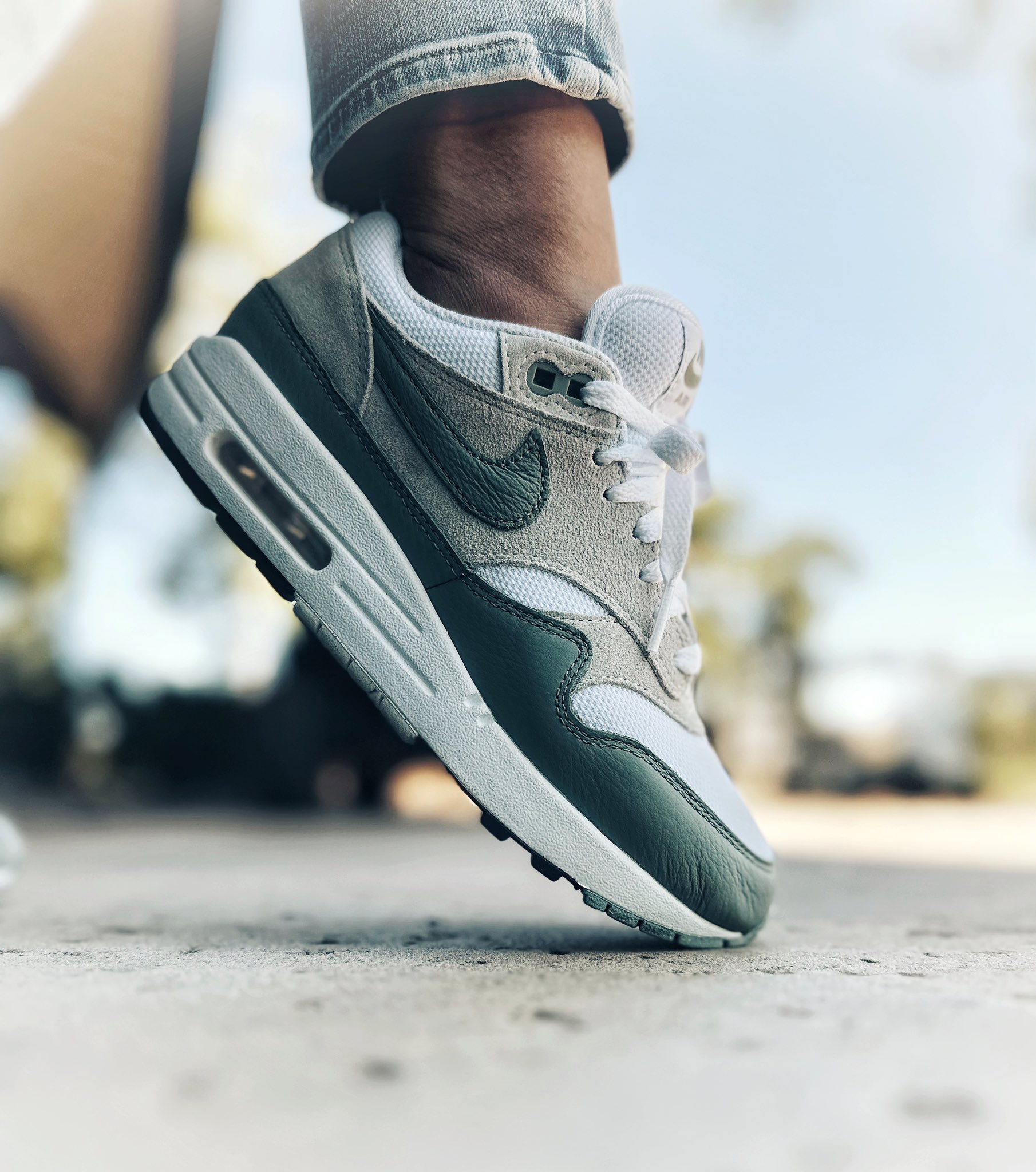 Air max 1 wolf grey on feet top