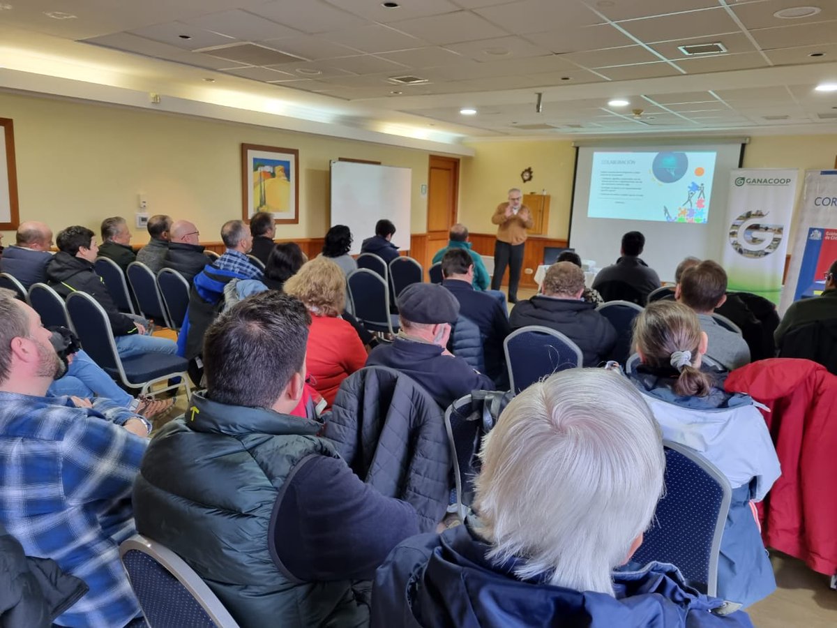 #Frutillar estamos en taller "Cooperativismo y Sustentabilidad para el sector Ganadero" #regióndeloslagos, Gabriel Pérez director de @corfoloslagos con gremios del sector agropecuario participan de la exposición de Gerardo Wijnant Impacto y Ecosistema <a href="/BancaEticaLAT/">Banca Ética Latinoamericana</a> <a href="/gperezg/">Gabriel Pérez</a>