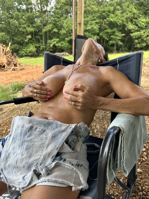 Are you with me? I&rsquo;m oiled up and ready 4 U. ❤️❤️  https://t.co/KKwQdsucQd https://t.co/K1XMMYGNva