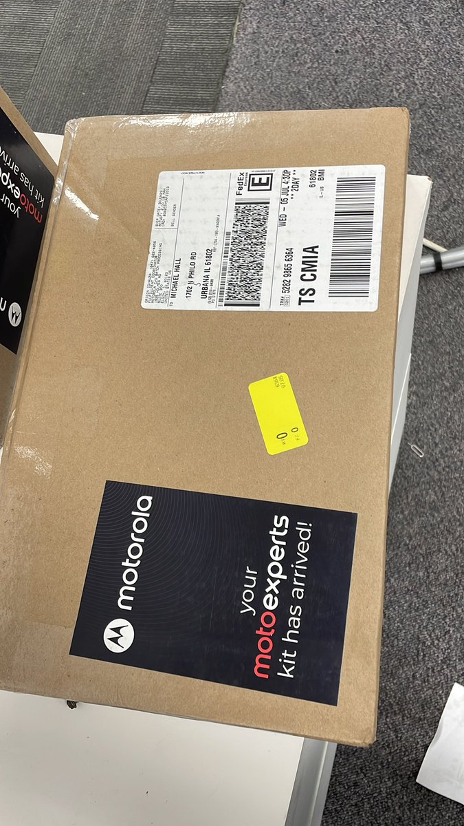 bubby_9991's tweet photo. HUGE SHOUTOUT TO @Moto W/ THIS NEW RAZR+! UNBOXING @ 7PM CST https://t.co/8UaQeUjijm https://t.co/rGPw0p7fcN