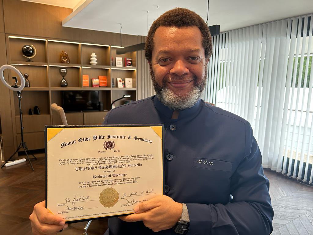 MarcelloTunasi's tweet photo. Par la Grâce de Dieu  , après 4 ans je viens d’obtenir mon graduat et ma licence en théologie. Déjà en route pour un master . Gloire au  Seigneur ! 🙏🙏🙏
#diplôme #licence #graduat #théologie https://t.co/kOgHbWO49O