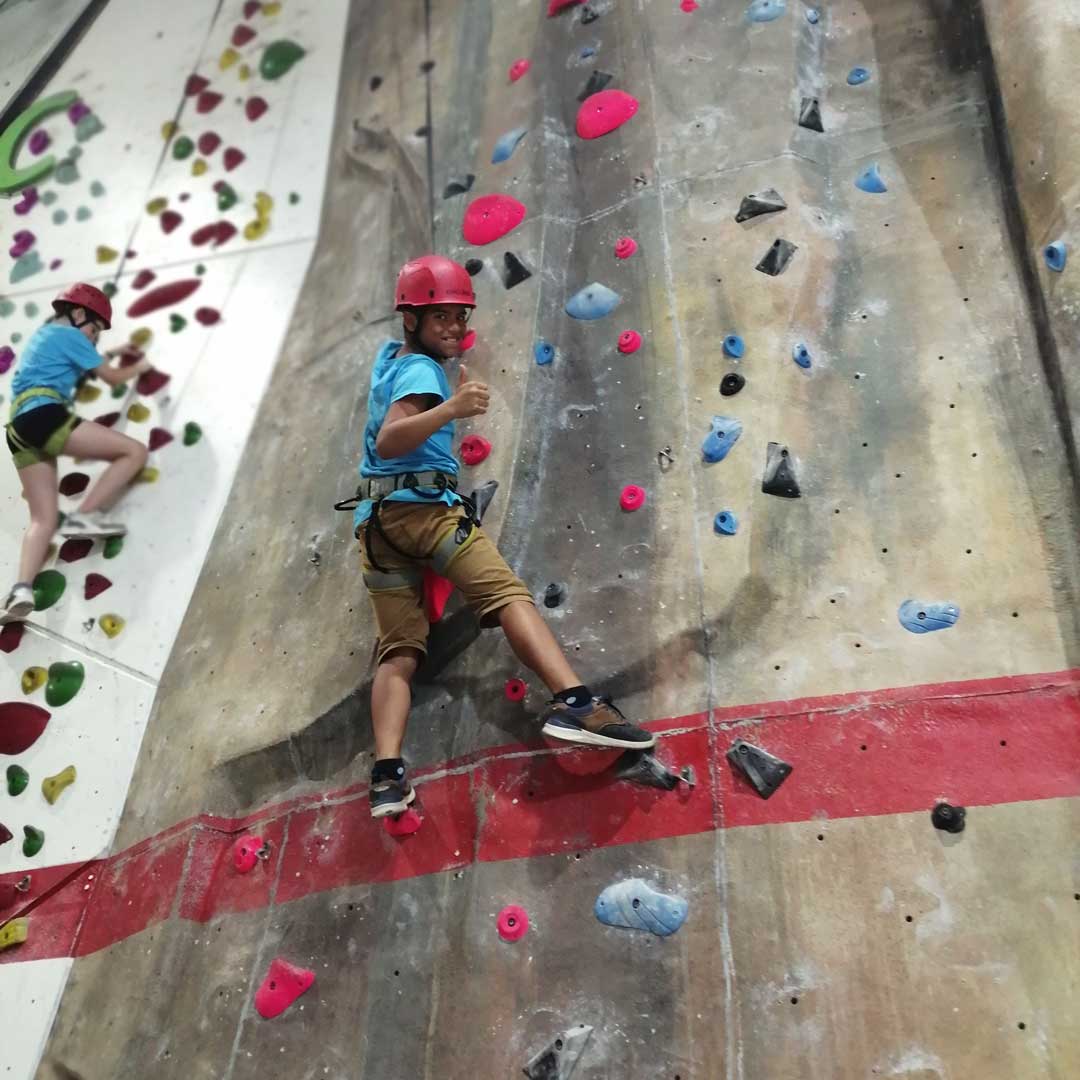 SolidaridadSJD's tweet photo. 🧗 ¡Los niños, niñas y jóvenes participantes en el casal de verano de la @fundaciobayt escalaron los rocódromos de #Climbat y pudieron verlo todo desde arriba! El centro abrió sus puertas y pudieron disfrutar de una jornada de escalada de forma gratuita 😍. https://t.co/K6dHkjk9w0