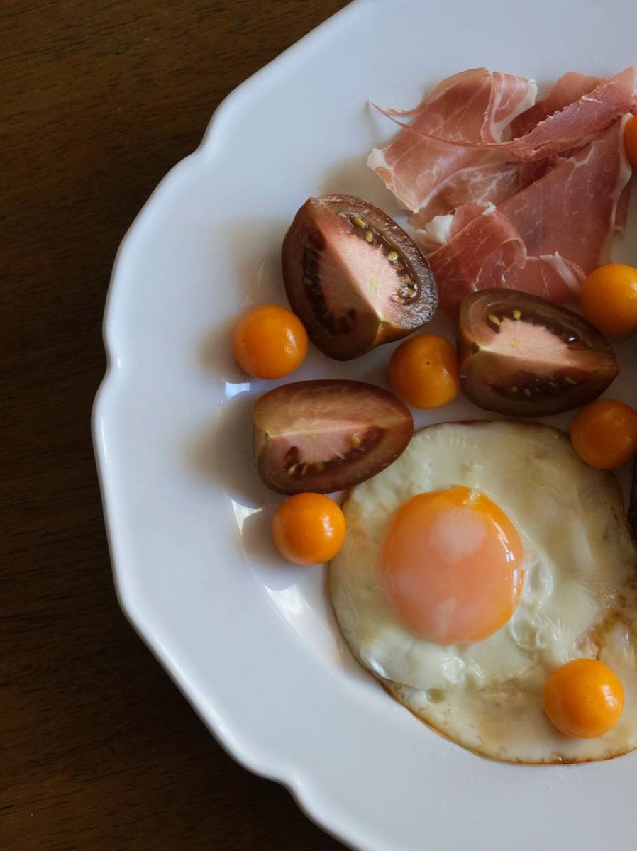 88_88Anna99_99's tweet photo. Craving a flavorful breakfast? Try a Cranberry Walnut Croissant, paired with perfectly cooked sunny-side-up eggs, creamy avocado slices, juicy tomatoes, savory ham, and sautéed mushrooms. A symphony of tastes to satisfy your morning cravings! #BreakfastCravings #FoodieLife https://t.co/JUQzbiV5Z7