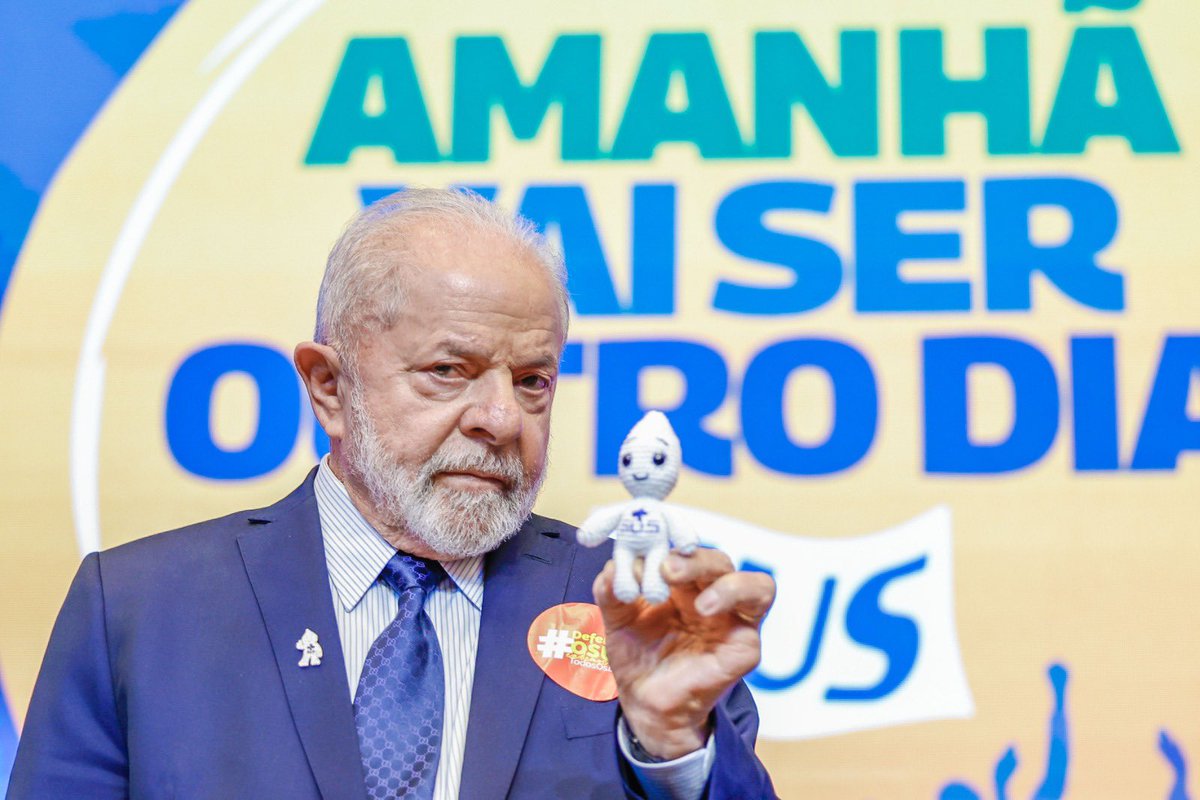 LulaOficial's tweet photo. Sem atualizar o calendário vacinal 🤨 // Vacinas em dia 😄 #EquipeLula

📸: Cláudio Kbene https://t.co/jbQLUItQxM