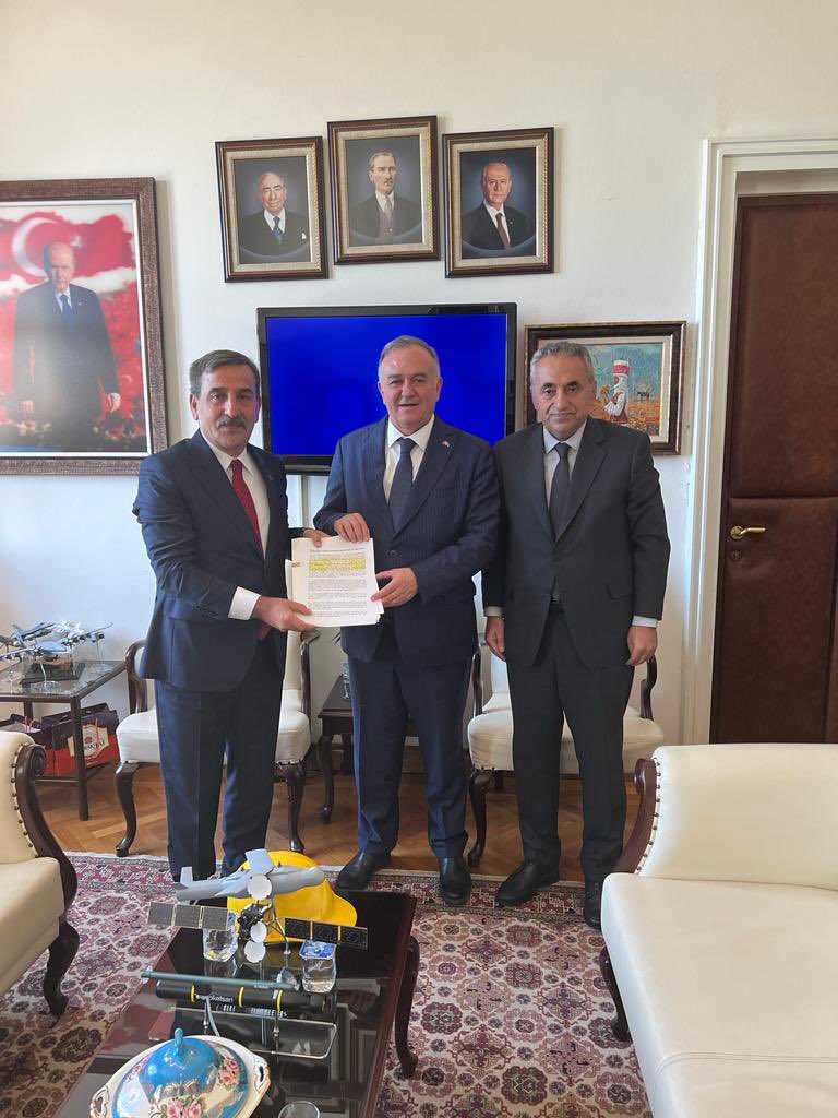 TurkesGuney's tweet photo. MEMUR MAAŞ ARTIŞLARI İLE İLGİLİ GİRİŞİMLERİMİZ TBMM'DE SÜRÜYOR
 
MHP Grup Başkanvekili Sn. Erkan Akçay'ı ziyaret ederek memur zamları ile ilgili tereddüt ve itirazlarımızı dile getirdik.

Ziyaretimizde, şu taleplerimizi sayın Erkan Akçay'a ilettik;

1. En düşük dereceli memur maaşını 22 bin TL seviyesine yükseltmek için belirlenen kriter en düşük işçi maaşına mayıs ayında yapılan artışlar olmuştur. İmzalanan toplu sözleşmeye göre en düşük işçi maaşı Ocak 2023 itibarı ile çıplak olarak 22 bin TL olmuştur. Bu rakam üzerine temmuz ayında %15 daha artış yapılacaktır. Buna karşın en düşük dereceli memur maaşı aile yardımı ve çocuk parası da dahil edilerek 11 bin 800 TL olarak hesaplanmış ve bu rakam üzerinden yapılan artışlarla temmuz ayında 22 bin TL’ye yükseltilmiştir. Halbuki 15’inci derecenin 1’inci kademesindeki bekar bir memurun maaşı 10 bin 400 TL dolayındadır. Buna göre gerçekte en düşük dereceli bekar bir memurun maaşı temmuz ayında 22 bin TL değil 20 bin 300 TL olacaktır. Bu rakam ifade edilenden 1700 TL daha düşüktür. En düşük işçi maaşı ise temmuz ayında %15 artışla 25 bin 300 TL’ye yükselecektir. Böylece en düşük işçi maaşı ile en düşük memur maaşı arasında 5 bin TL fark olacaktır.  Bu nedenle memur maaş artışlarının yeniden hesaplanması gerekmektedir.

2. Memur maaşlarını yükseltmek için getirilen 8 bin 77 TL tutarındaki ilave ek ödeme emekliliğe sayılmadığı için emekli ile çalışan arasındaki maaş adaletsizliğinin daha da derinleşmesine neden olacak memurlar 65 yaşından emekli olmak istemeyeceklerdir. Emekli olduklarında da alacakları maaş çalışırken aldıkları maaşın yarısından daha az olacak, emekli ikramiyeleri de son derece düşük kalacaktır. Teklifte yapılacak düzeltme ile 8 bin 77 TL’lik ilave ek ödemenin emekliliğe de yansıtılması sağlanmalıdır.

3. Kanun teklifi TBMM’de revize edilmeli, en düşük dereceli memur maaşı 22 bin TL’ye yükseltildikten sonra enflasyon farkı ve %6’lık ikinci yarı yıl artışı üzerine eklenmeli, bu artışlar aynı şekilde tüm memur maaşlarına uygulanmalıdır.

4. Farklı kurumlarda özel kanunları çerçevesinde görev yapan sözleşmeli personelin ilave ek ödemeden faydalanamamaları söz konusudur. Bütün kamu çalışanlarının ilave ek ödemeden faydalanması için teklife bir madde eklenmelidir.
 
Türkiye Kamu-Sen olarak süreci yakından takip ediyor, taleplerimizi dikkate alarak çalışmalarımıza destek veren MHP Grup Başkanvekili Sn. 
 a teşekkür ediyor,  kanun teklifinin revize edilmesi için her türlü çalışmayı sürdürüyoruz. @erkanakcay45 @OnderKahveci