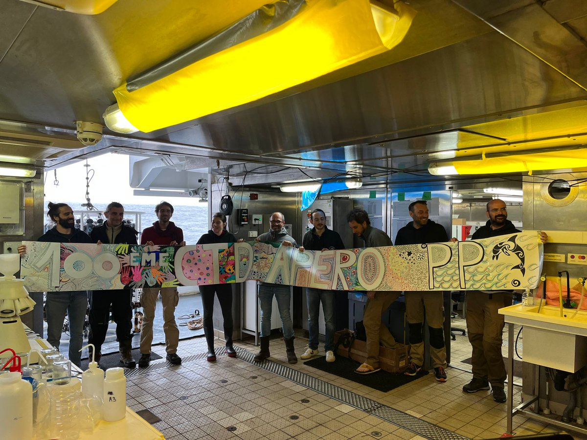 Les navires ont déployé 100 Rosettes CTD depuis le début de la mission ! 💯

Une 100e fêtée hier soir à bord du Thalassa et cet après-midi sur le Pourquoi Pas? 🎉

Un chiffre qui tombe à pic pour marquer 30 jours de travail en Atlantique nord🚢

📸<a href="/LionelGuidi/">Lionel Guidi</a> &amp; @marcflorianlong