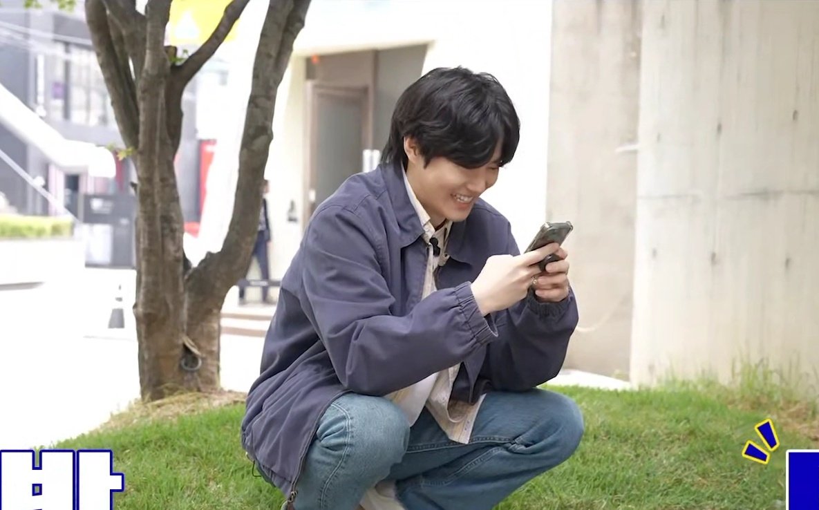 riamyeons's tweet photo. Op : "It's very like a rabbit."
SUHO : " 토끼라고???! ㅋㅋㅋ "

Suho is like a rabbit on a green lawn😭🤏 https://t.co/x0old7tKsP