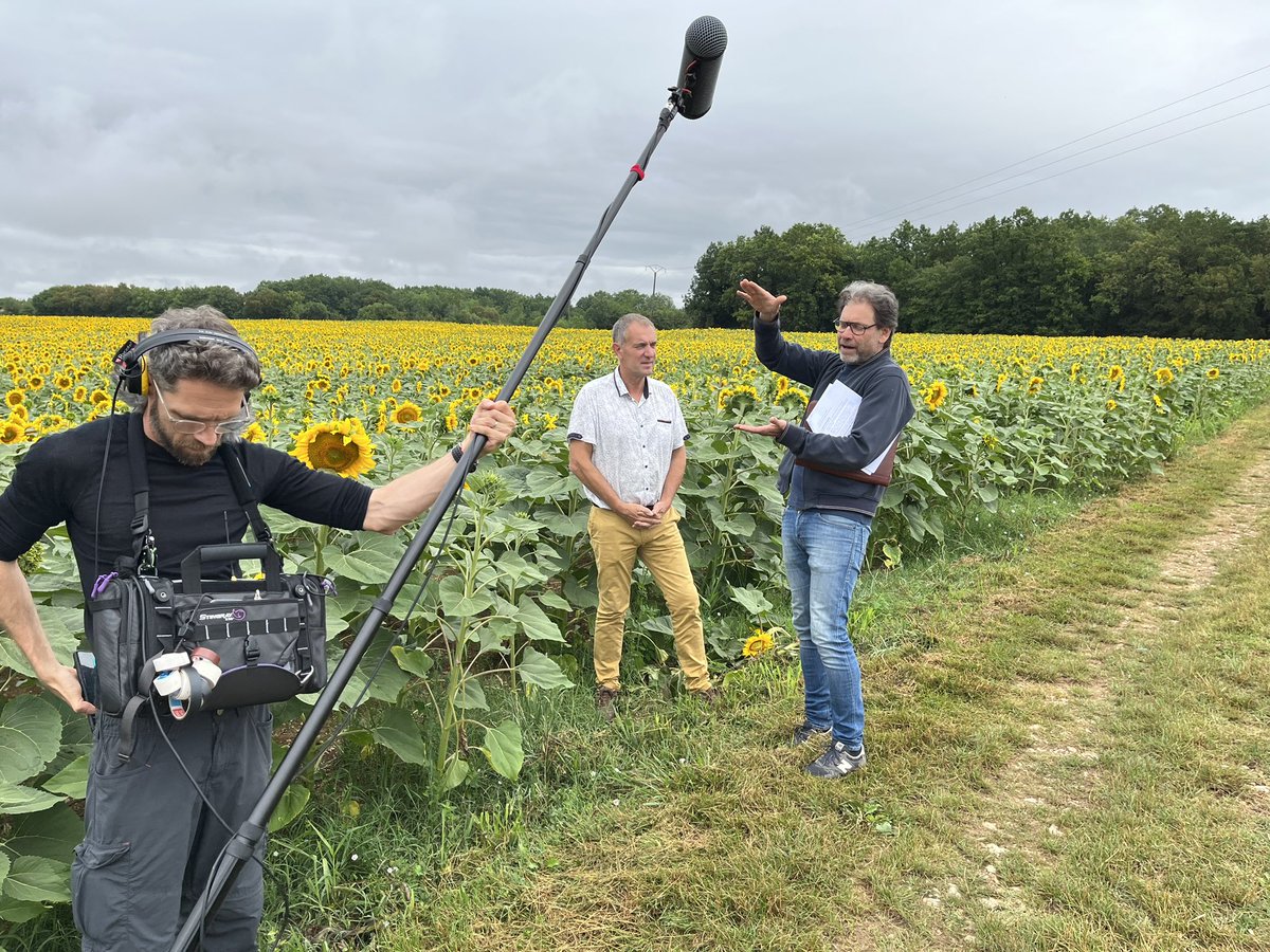 CommAgriAgro's tweet photo. 🎥 Encore un tournage exceptionnel avec @DaniauChristian pour #ParolesDeTerres. #tournesol, agroécologie, transitions, #eau, souveraineté protéique, énergies renouvelables, expé… un engagement à toute épreuve et une pédagogie efficace et essentielle #AimeTonAgri 🤩💪🏻👏🏻 🙏🏻 https://t.co/7LkNJLWEQF
