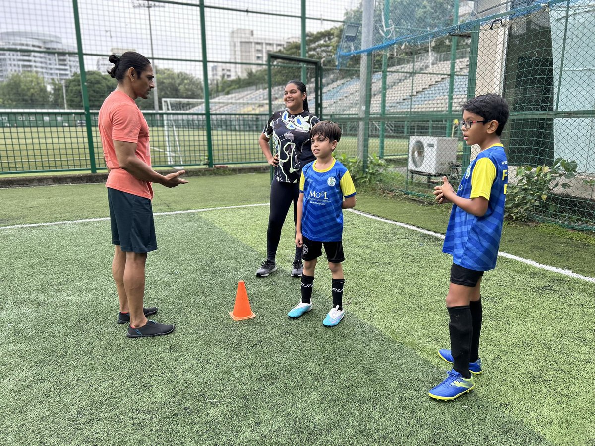 FootieFirst_IND's tweet photo. Here’s a peek into the fun our children are having at our Fitness First training sessions!

Speed, Agility, Strength, Endurance &amp; more…

To know more, call 9819227766!

#KidsFitness #ChildrensFitness #WeLoveFootball https://t.co/V0i1JOftkn