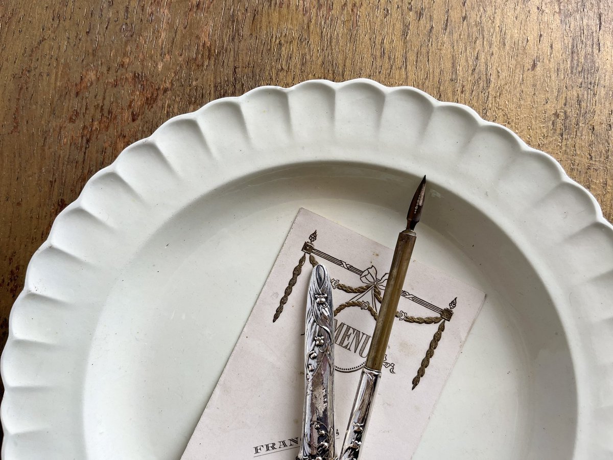 clairdelune_bb's tweet photo. 本日ストアーズにsilver plateのペン軸と鉛筆ケースの2点セットを出品予定です。
ペン軸は先が真鍮製です。

2点とも柄は人気のスズラン柄です。
気になる方はどうぞご覧下さい。
明日改めてTwitterにupさせて頂きます。

#鈴蘭
#silverplate
#銀メッキ
#２点
#すずらん
#福岡 https://t.co/iHJHi8rbNi