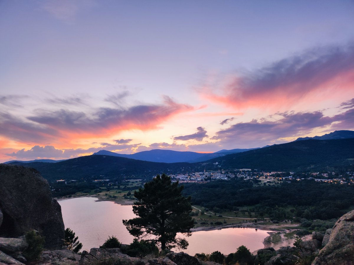 Atardecer en la Sierra de Guadarrama🌄✨🌸