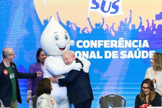 nisia_trindade's tweet photo. Com a #17cns, hoje já é outro dia. Dia da afirmação da democracia contra o arbítrio, da vida contra a morte, do amor contra o ódio, do compromisso do governo em uma construção de saúde, paz e desenvolvimento. Viva o #SUS, a #democracia e a 17a Conferência Nacional da Saúde! https://t.co/Z0AExH6fza