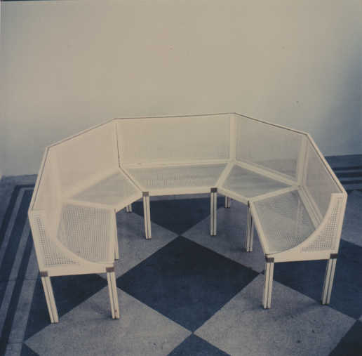 1900_1950's tweet photo. Sezessionistische Gartenbank von Eduard Josef Wimmer-Wisgrill. 
Wimmer-Wisgrill (1882-1961) begann als Privatschüler von Kolo Moser, lernte bei Josef Hoffmann und war später Miteigentümer der Wiener Werkstätte sowie für die Einrichtung von August &amp; Serena Lederer zuständig. https://t.co/6gSGSN39x6