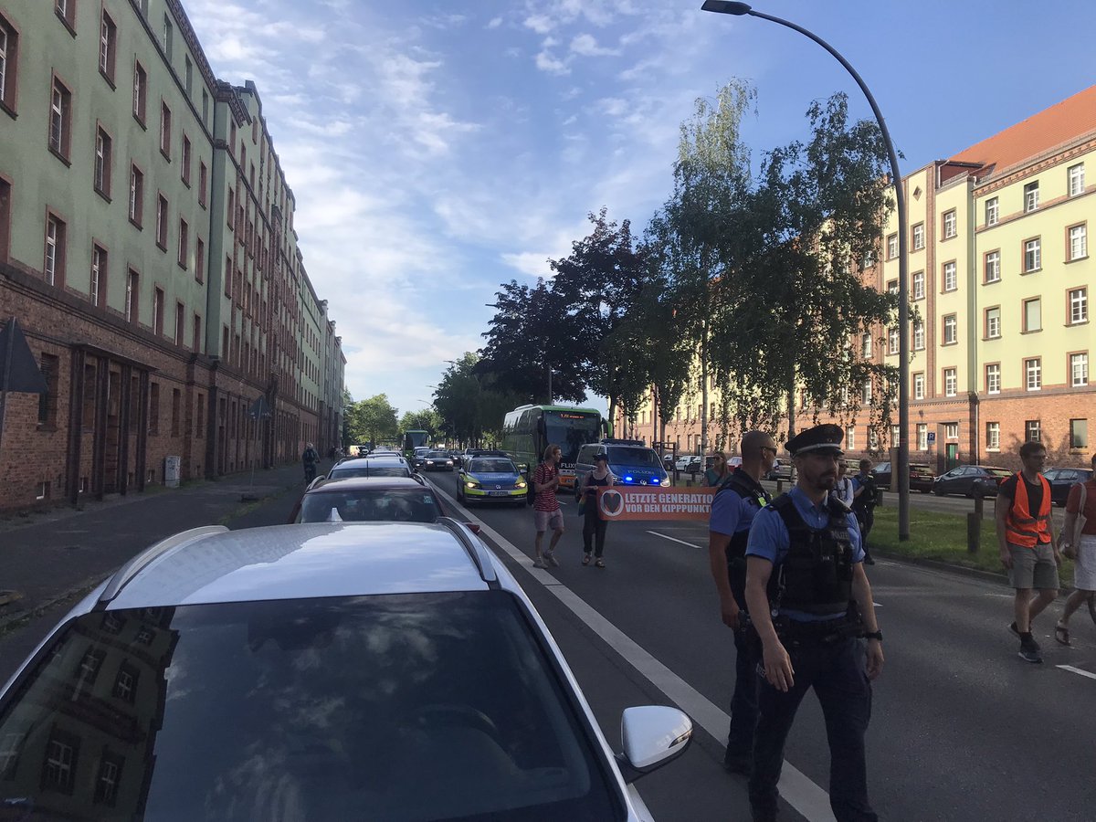 RPFDMOPO's tweet photo. 18:26, auf der Hansastraße bildet sich tatsächlich ein längerer Stau #dd0507 https://t.co/gb8OO2VSjW