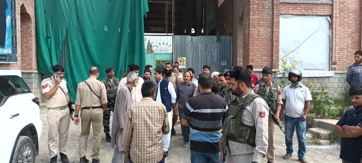 Junaid_Mattu's tweet photo. Visited Imam Bargah Ayatullah Yusuf (RA) at Khomeini Chowk, Bemina and ascertained about requirements and arrangements for facilities ahead of Muharram. https://t.co/u8TcgujaDS