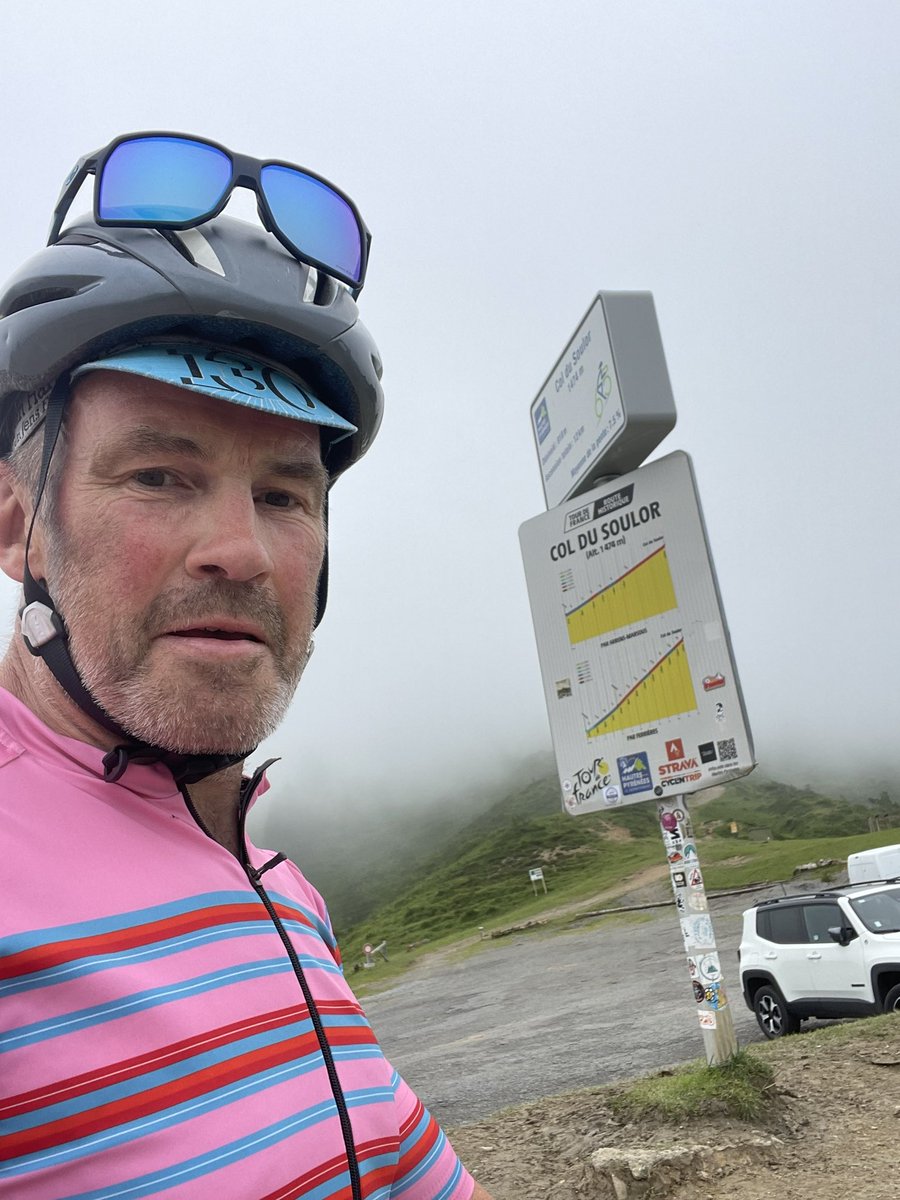 mattjdowse's tweet photo. Two Cols for the price of one today. Plus 2 herds of cows and two herds of sheep,(1 sheep dog) and believe it or not, one Mickey Mouse…!🤷♂️😂🐮🐑🚴♂️⛰️
#soulor #aubisque #cycling #pyrenees https://t.co/zmUBIiBPEN