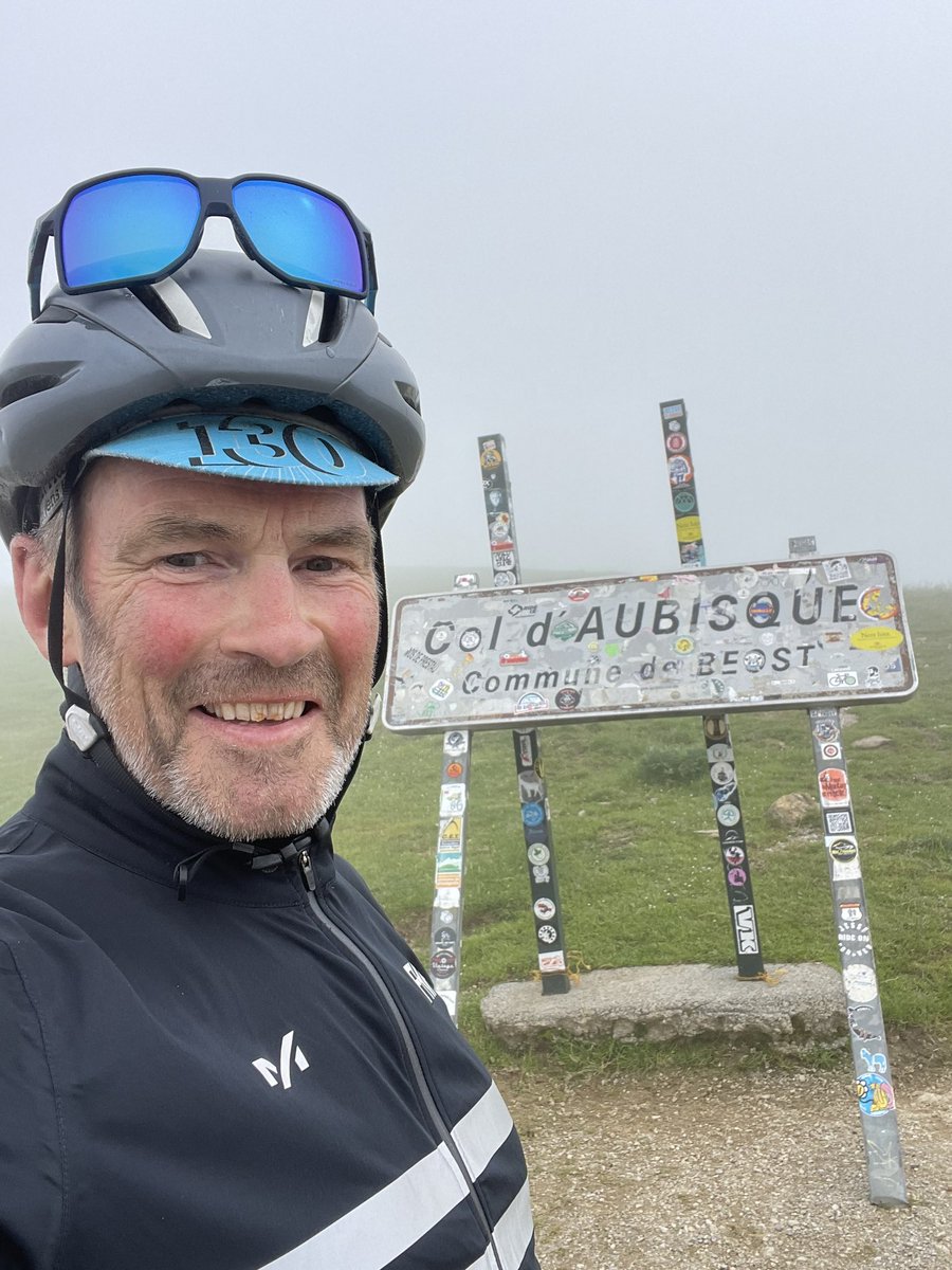 mattjdowse's tweet photo. Two Cols for the price of one today. Plus 2 herds of cows and two herds of sheep,(1 sheep dog) and believe it or not, one Mickey Mouse…!🤷♂️😂🐮🐑🚴♂️⛰️
#soulor #aubisque #cycling #pyrenees https://t.co/zmUBIiBPEN